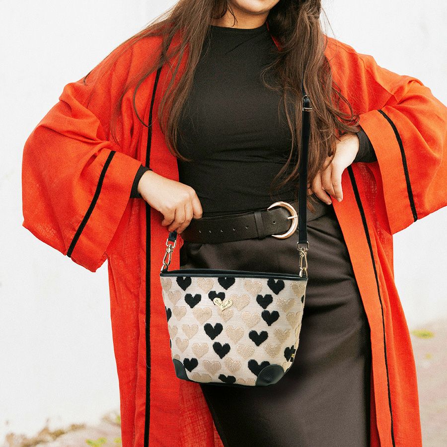 在庫数8 個＞パンチ ショルダーバッグ（ベージュ） / Think Bee